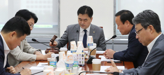 의사봉 두드리는 김종민 소위원장      (서울=연합뉴스) 김주형 기자 = 28일 오후 속개된 국회 정치개혁특별위원회 안건조정회의에서 더불어민주당 소속 김종민 위원장(가운데)이 의사봉을 두드리고 있다. 2019.8.28      kjhpress@yna.co.kr  (끝)